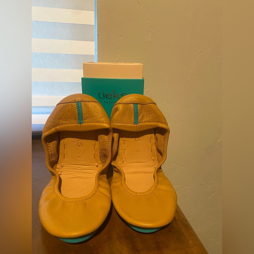 NEW Tieks Flats Size 6 Camel